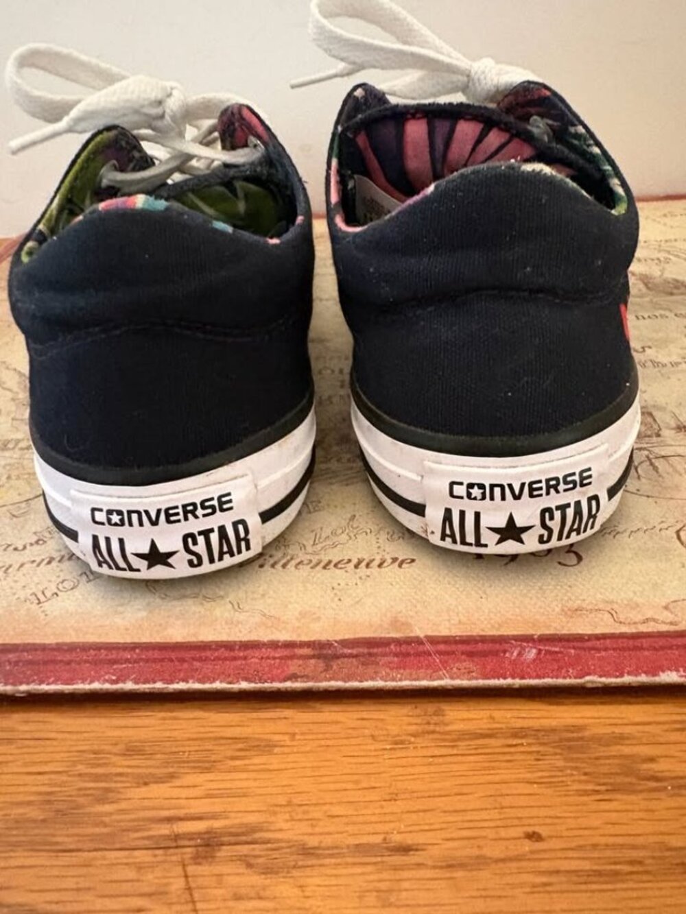 Converse Madison - Hearts & Floral (Size 6.5) - Picture 2 of 5
